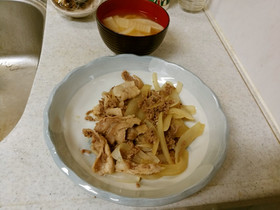 豚肉と牛粗挽きとタマネギ炒め&味噌汁♪