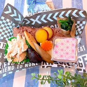 お盆お赤飯と煮物 和風弁当