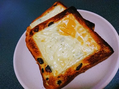 レーズンパンの塩チーズトーストの写真