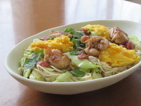 鶏もも肉と梅干しと卵のそうめんチャンプル