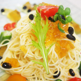 コーンピューレと黒千石の冷製パスタ