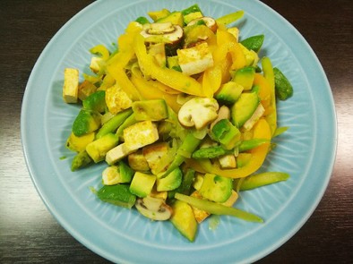 豆腐とアボカドの温かいサラダの写真