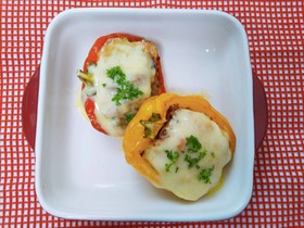 タコス風味♪パプリカの肉詰めチーズ焼き