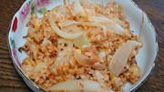 紅鮭とオニオンのトマト炒飯の写真