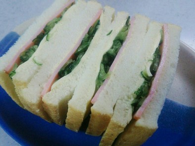 きゅうりたっぷりハムチーズサンドイッチの写真