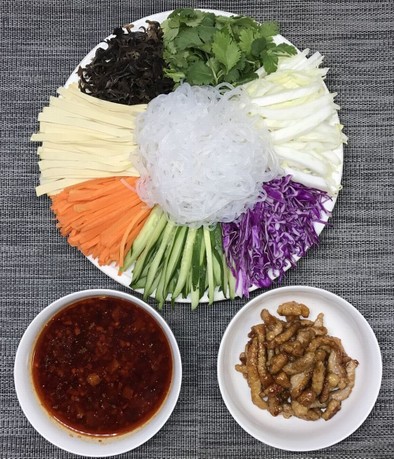 乾燥こんにゃくパスタで中華料理の東北冷菜の写真