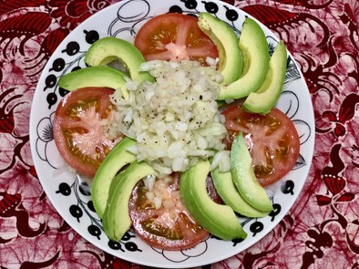 トマトとアボカドのサラダ玉葱ドレッシングの写真