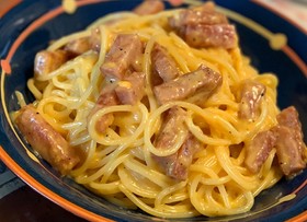牛乳のタイミングが大事!濃厚カルボナーラ