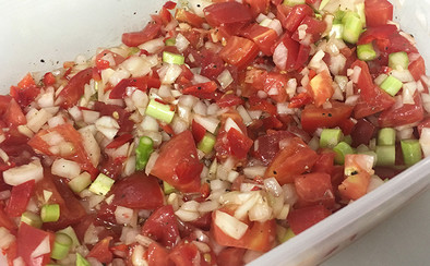 会津完熟トマトの野菜たっぷりサラダの写真