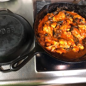 スキレットで簡単!鶏もも肉のトマト缶煮込