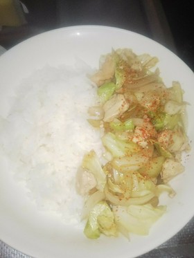 簡単野菜炒め。鶏むね肉、玉ねぎ、キャベツ
