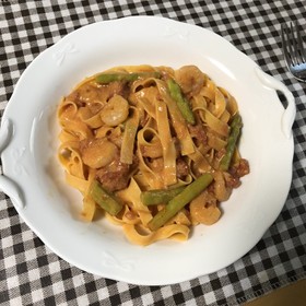 海老とアスパラのトマトクリームパスタ