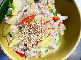 じゃがいもひき肉のレンジだけ青椒肉絲丼