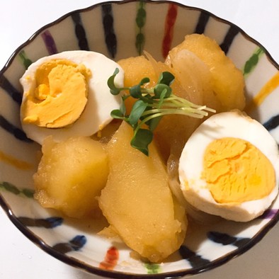 茹で卵とジャガイモの煮物の写真
