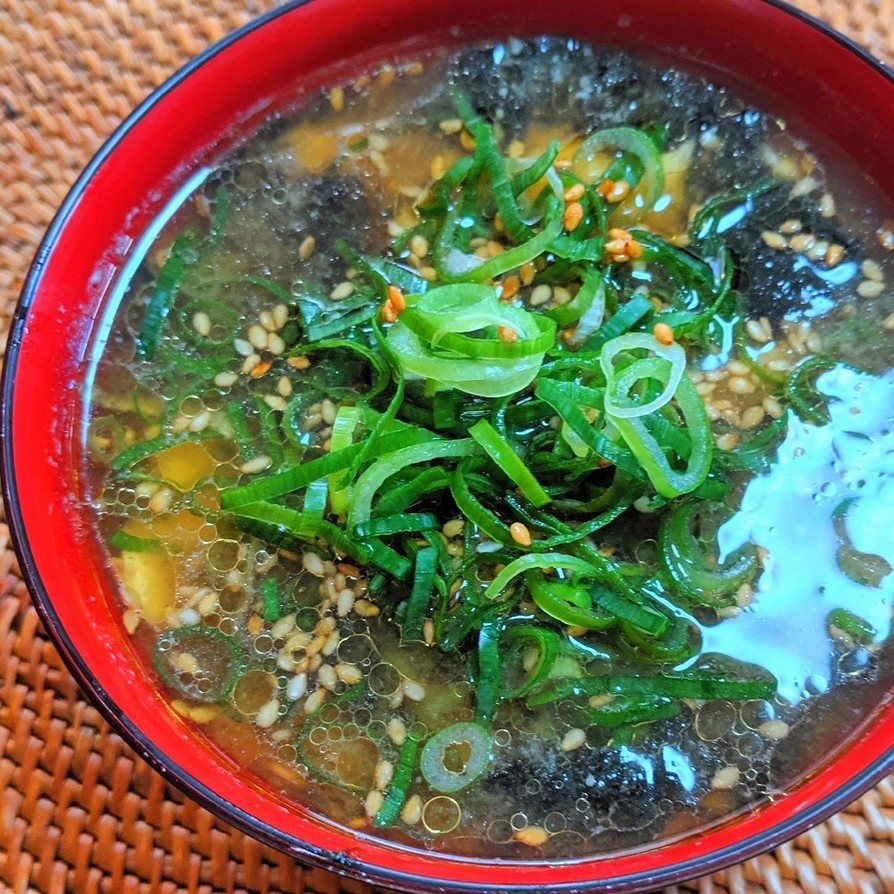 焼き海苔と豆富の味噌汁の画像