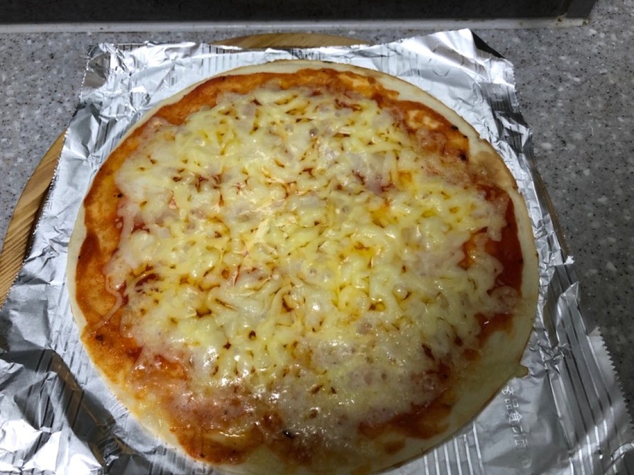 チーズだけのピザの画像