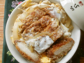 たまご2コでとじた、かつ丼