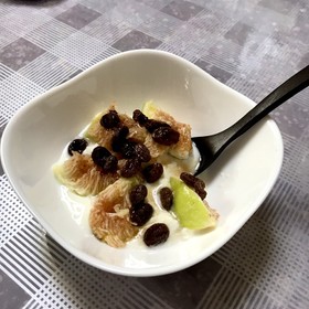 イチヂクと干しぶどう酢ヨーグルト