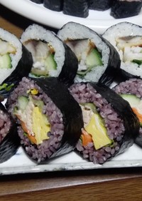 焼き鯖の巻き寿司と黒米サラダ巻き