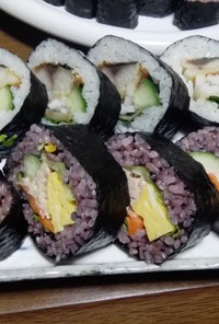 焼き鯖の巻き寿司と黒米サラダ巻き
