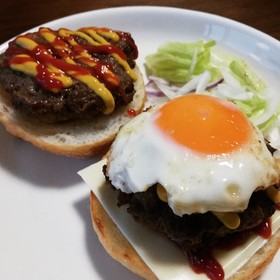 粗挽きパティがたまらないチーズバーガー