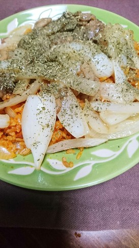 玉ねぎを被せたケチャップライス美味!