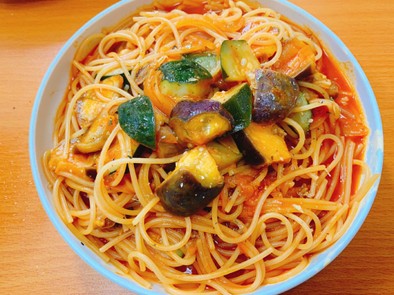 ごろっと夏野菜のトマトパスタ野菜ジュースの写真