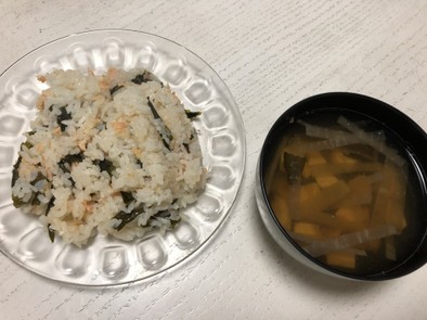 秋鮭とワカメの炊き込みご飯の写真