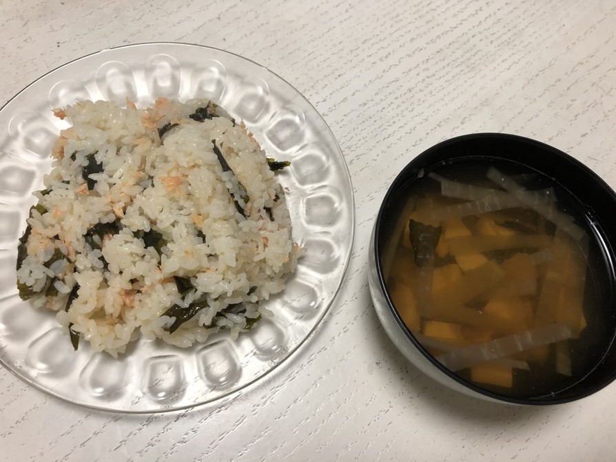 秋鮭とワカメの炊き込みご飯の画像