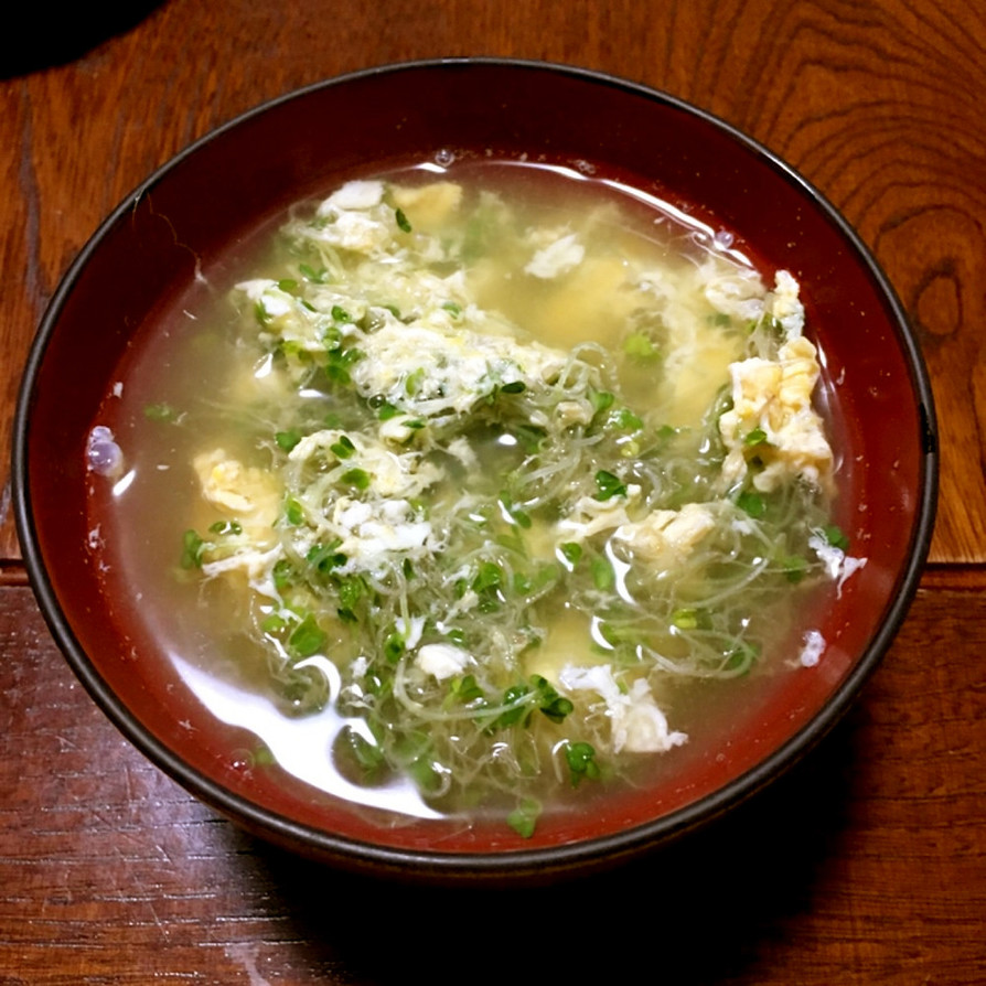 スプラウトと卵のスープの画像