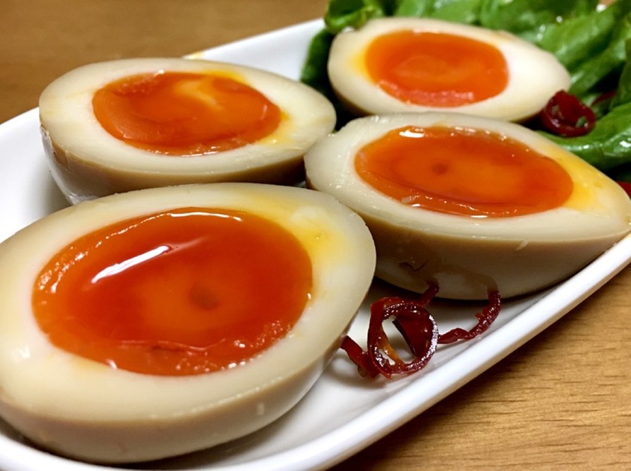 ちょいピリ辛♡とろ〜り半熟煮卵（味玉） by sunsunよっぴい 【クックパッド】 簡単おいしいみんなのレシピが394万品 ちょいピリ辛... 