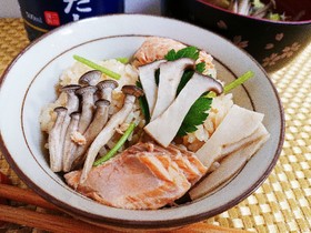 生秋鮭ときのこの炊き込みごはん