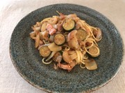 ベーコンとなすとズッキーニの和風パスタの写真
