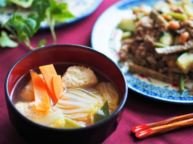 麺つゆで♪豆腐入り鶏団子と白菜の吸い物の写真