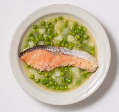 鮭とグリーンピース・じゃがいものスープの写真