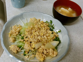 ♪鶏そぼろとタマネギ炒め&長ネギ味噌汁♥