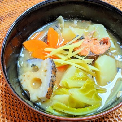 鯖缶とゴロゴロ野菜のお味噌汁の写真
