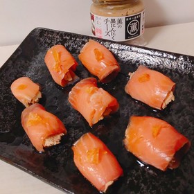 スモークサーモンと薫の黒にんにくチーズ