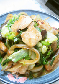 塩麹漬けの鶏胸肉と余りもの野菜の炒め物