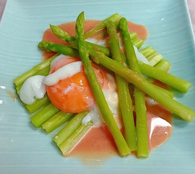 茹でアスパラと温泉卵のオーロラソース風