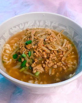 麻婆もやしをのせたレンチン ラーメン