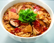 トマトと卵の酸辣湯麺(サンラータンメン)の写真