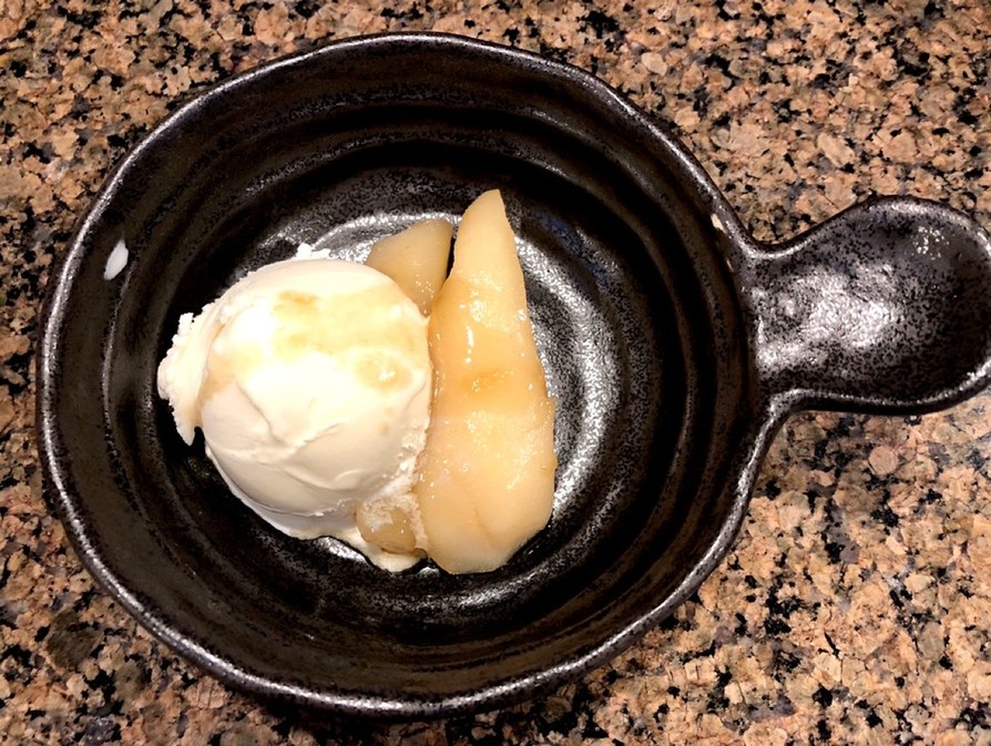 洋梨とラムのグラッセアイスクリーム添えの画像