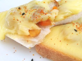 残った肉じゃがで朝ごはんトースト