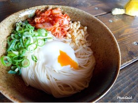 夏ランチ!キムチと天かすの冷やし釜玉素麺