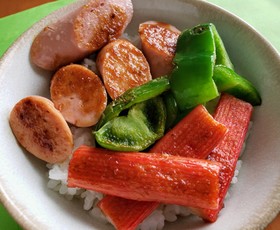 おさかなソーセージ&カニカマ焼肉のタレ丼
