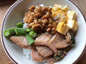残り物で!納豆とマグロの4色丼
