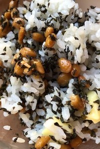 納豆とシソの実のまぜご飯