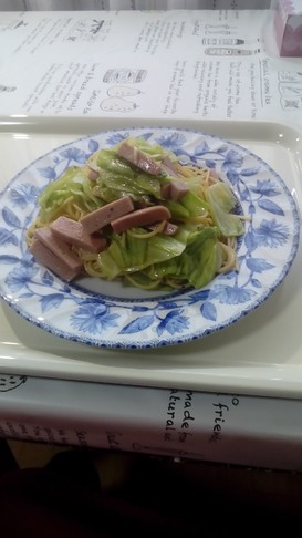 キャベツと魚肉ソーセージのダシダパスタ
