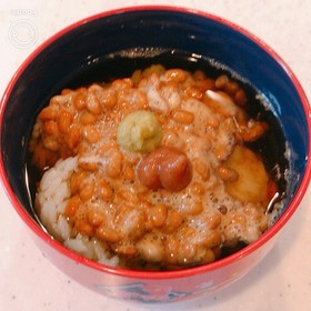 暑い日にサッパリと、梅わさび納豆麦茶漬け